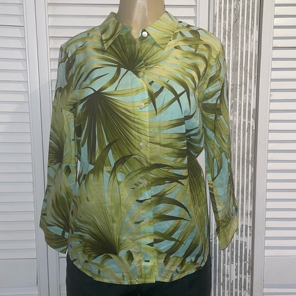Tommy Bahama Tops - Tommy Bahama Floral Leaf Print 3/4 Sleeve Button Down Shirt. Size Medium